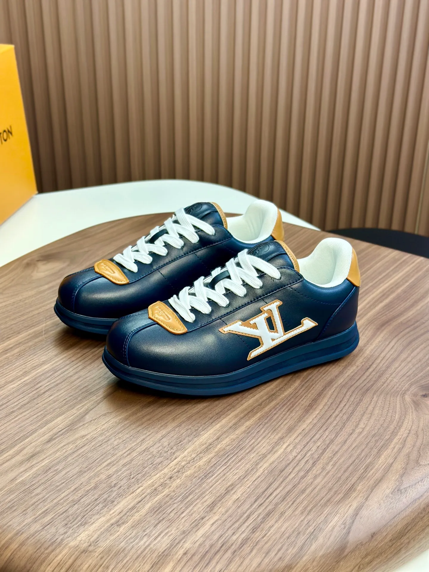 Factory direct sale ¥700💰Full set of packaging💰Top version LV-Louis Vuitton-Classic catwalk new style 1:1 developed replica of the original version! ! The upper foot is very comfortable. It is made of luxurious materials and fine workmanship. The midsole is printed with English letters "Made in Europe". The upper is made of calfskin imported from Italy. The side is decorated with the brand's LOGO and signature. The latest latex foot pads and mesh lining make the foot feel super comfortable. The original two-color TPU combination outsole is specially provided by the original factory. Bag technology Goodyear stitched edges Fabric: Exclusive custom first-layer cowhide Accessories: Exclusive private model Vuitton logo, lining: Customized silk mesh lining - first-layer silk cowhide lining Outsole: TPU combination outsole wear-resistant, non-slip and anti-yellowing Foot pads: new latex pads-mesh sweat-absorbent Counter technology: fully computerized sewing machine wire drawing Toe box back cover Hot and cold shaping Full set of pull-top last with medium and low logo pattern Counter packaging - Shoelaces, certificates, cards, instructions, certificates of quality, dust bags, the most comprehensive packaging on the Internet, men's size 339-44 (38/45 custom-made, non-refundable!